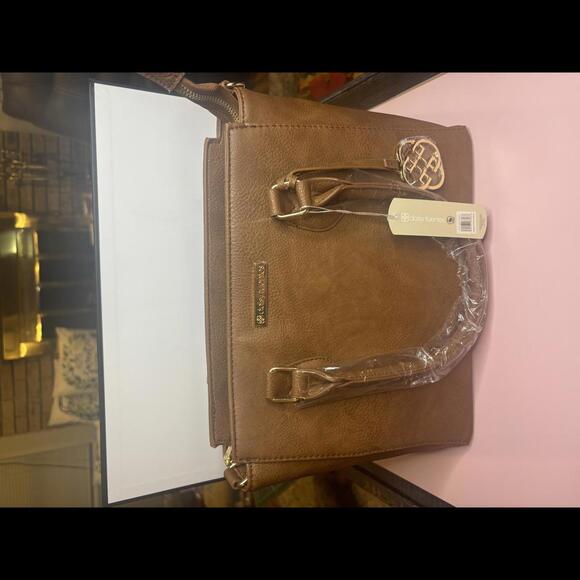 Daisy Fuentes Handbags - NWT Daisy Fuentes Purse MSRP $88